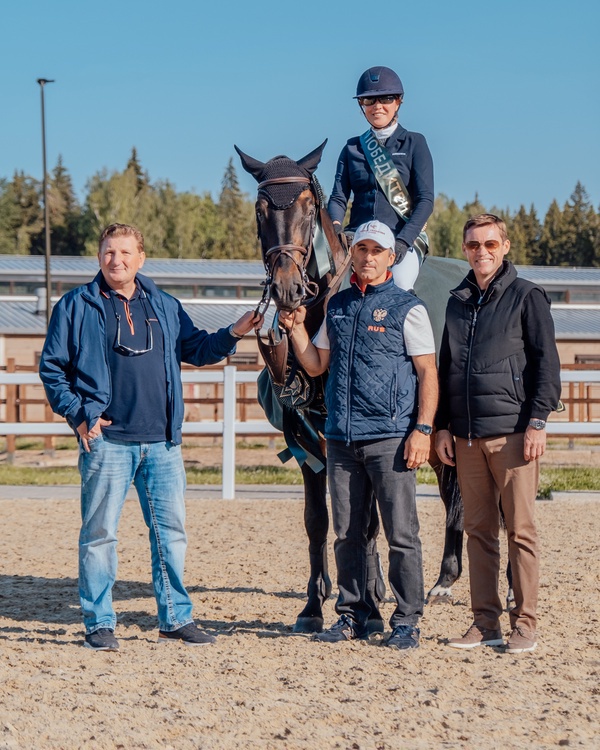 Horse expert. КСК Emerald stables. Конноспортивный комплекс. Хасбик на лошади.